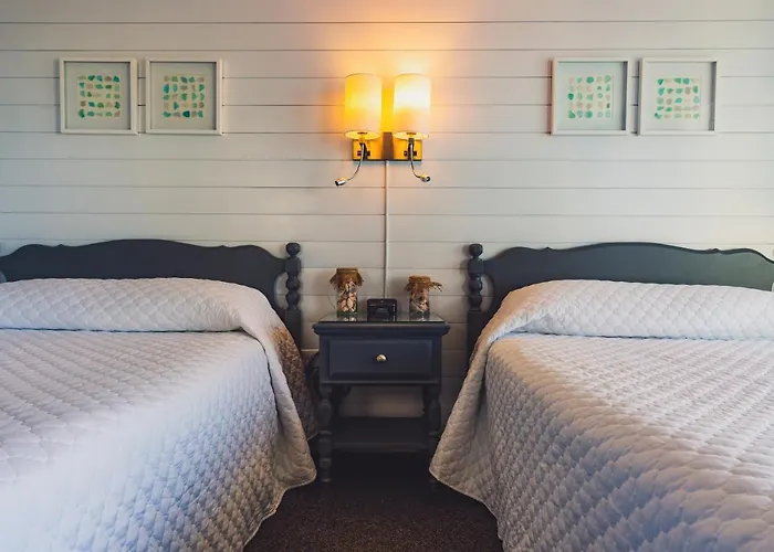 Bearskin Neck Motor Lodge